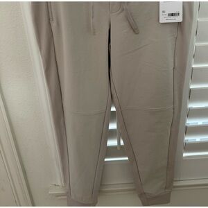NWT - Athleta Headlands Hybrid Trek Jogger Size 4 Stone Color